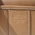 COACH, cuir à l’américaine Accessoires Cuir. Retrouvez, sur Coach, de superbes sacs à main à la qualité irréprochable. Des accessoire somptueux, aussi : lunettes (pas en cuir, certes), ceintures, bijoux, porte-monnaies divers et variés, des montres, des chapeaux, des écharpes
