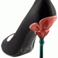PRADA, luxe diabolique Accessoires de Luxe. Vendez votre âme contre l'une des sublimes paires de chaussures de Prada, contre l'un de ces sacs en cuir tout bonnement parfait. Ou alors, optez pour un accessoire léger et imparable.