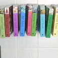 Rangement livres. Imaginez quelques instants l'effet sur vos invités. Là-bas, contre le mur, une rangée de livres semble flotter dans l'air. Votre maison est hantée par un fantôme de Stephen King? Vous maîtrisez la magie noir de Voldemort? Non. Sticklebook, tout simplement.